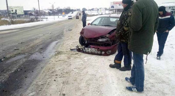 ДТП на повороті на 15-й мікрорайон: легковик врізався у мікроавтобус (фото) ДТП на повороті на 15-й мікрорайон: легковик врізався у мікроавтобус (фото)