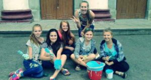 У Жовтневому – мода на “патріотичні стовпи” У Жовтневому - мода на "патріотичні стовпи"