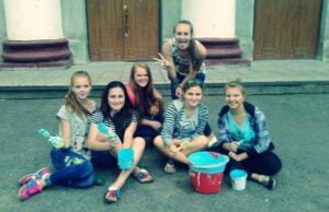 У Жовтневому – мода на “патріотичні стовпи” У Жовтневому - мода на "патріотичні стовпи"