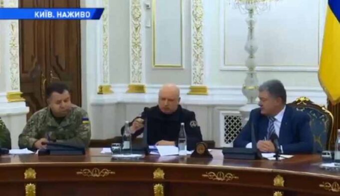 Порошенко просить Раду розглянути введення воєнного стану Порошенко просить Раду розглянути введення воєнного стану