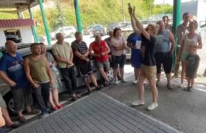 На пункті пропуску «Устилуг» застряли сотні людей, які не встигли ввезти авто за «нульовим» розмитненням На пункті пропуску «Устилуг» застряли сотні людей