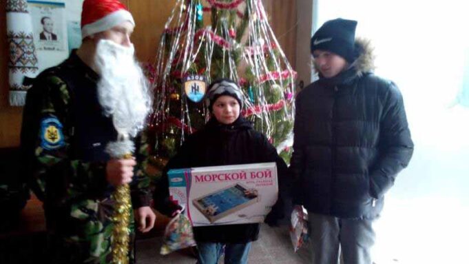 Подарунки для дітей бійців полку “Азов” Подарунки для дітей бійців полку "Азов"