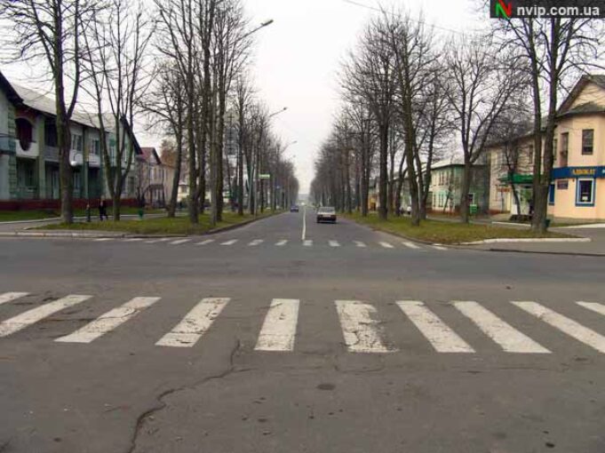 В центрі Нововолинська чоловік продовжує нападати на дівчат! В центрі Нововолинська чоловік продовжує нападати на дівчат!