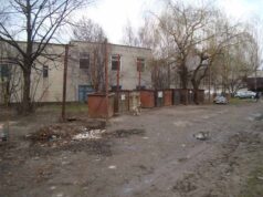 Школа у Нововолинську: сміття, аварійні східці, небезпечний люк Школа у Нововолинську: сміття