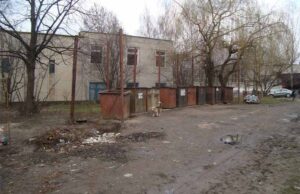 Школа у Нововолинську: сміття, аварійні східці, небезпечний люк Школа у Нововолинську: сміття
