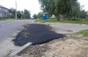 На одній з вулиць Нововолинська новопокладений асфальт обгородили… гілочками На одній з вулиць Нововолинська новопокладений асфальт обгородили... гілочками