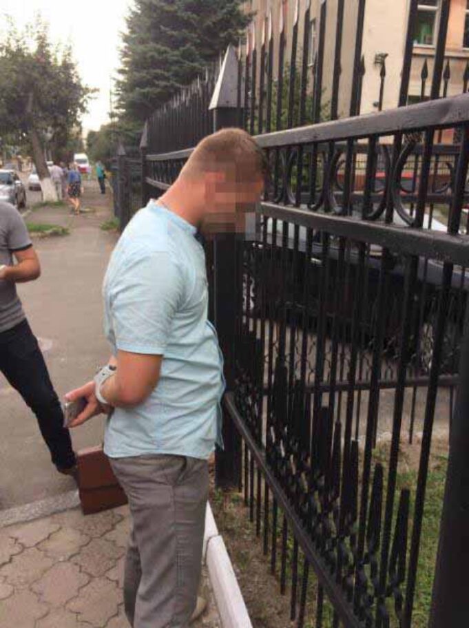 На Волині СБУ затримала на хабарі слідчого поліції (відео) На Волині СБУ затримала на хабарі слідчого поліції (відео)