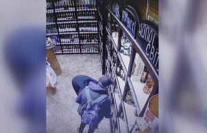 У Нововолинську невідомий в масці поцупив з магазину пляшку алкоголю. ВІДЕО У Нововолинську невідомий в масці поцупив з магазину пляшку алкоголю. ВІДЕО