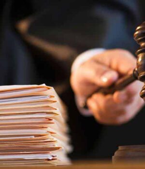 У Луцькому суді розглядали справу в якій звинувачують посадовців ДФС у вимаганні від фіндиректора КроноспанUA неправомірної вигоди