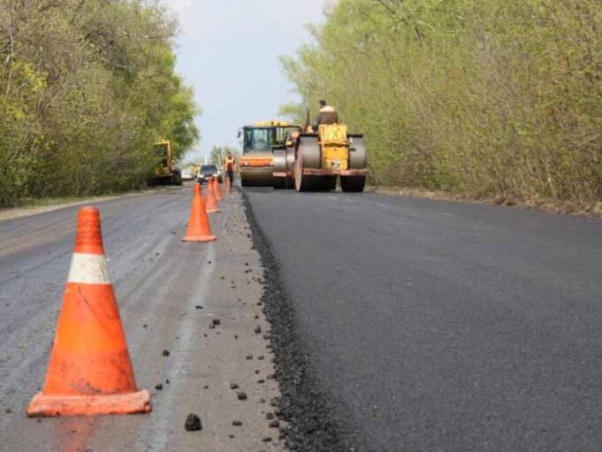 Дорогу “Іваничі-Нововолинськ” обіцяють відремонтувати за три місяці Дорогу "Іваничі-Нововолинськ" обіцяють відремонтувати за три місяці