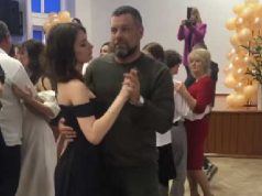 11-класницю, яка була у реанімації у важкому стані, виписали з лікарні, вона станцювала шкільний вальс Вікторія танцює вальс з татом