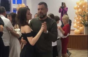 11-класницю, яка була у реанімації у важкому стані, виписали з лікарні, вона станцювала шкільний вальс Вікторія танцює вальс з татом