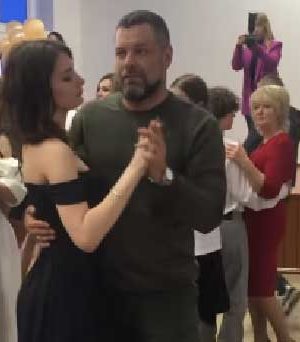 Вікторія танцює вальс з татом