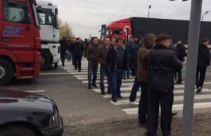 Шахтарі перекрили трасу біля села Старовойтово недалеко від митниці Ягодин Шахтарі перекрили трасу біля села Старовойтово недалеко від митниці Ягодин