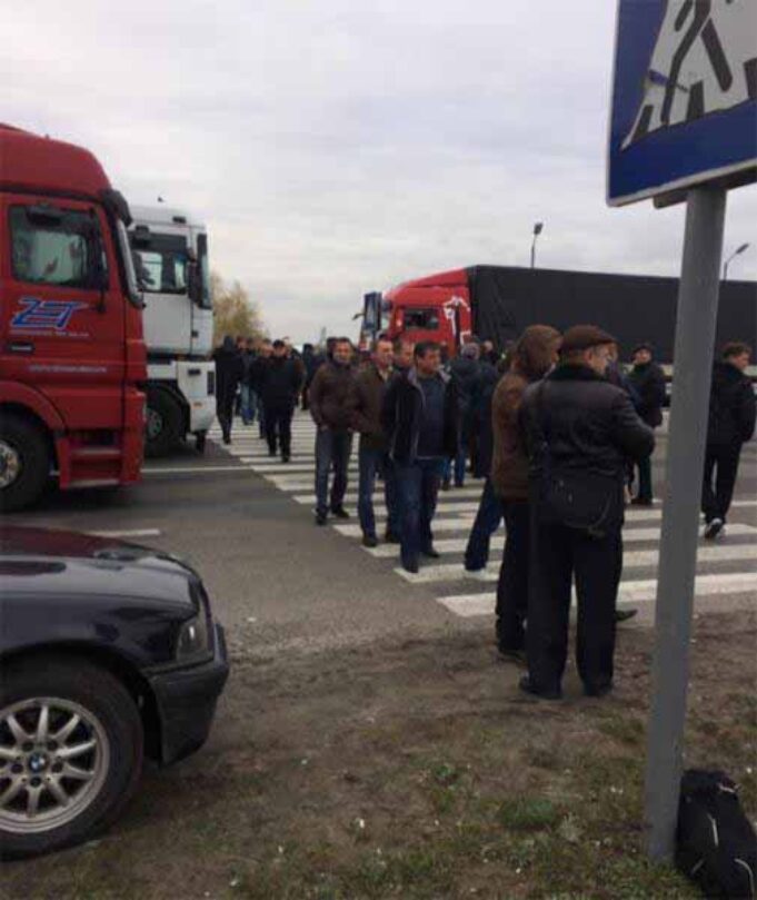 Шахтарі перекрили трасу біля села Старовойтово недалеко від митниці Ягодин Шахтарі перекрили трасу біля села Старовойтово недалеко від митниці Ягодин