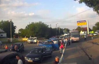 На митниці в Устилузі люди заблокували рух транспорту На митниці в Устилузі люди заблокували рух транспорту