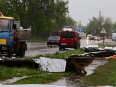 Буревій зриває дах і розкидає його по об’їздній дорозі Нововолинська Буревій зриває дах і розкидає його по об'їздній дорозі Нововолинська