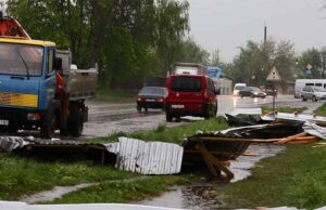 Буревій зриває дах і розкидає його по об’їздній дорозі Нововолинська Буревій зриває дах і розкидає його по об'їздній дорозі Нововолинська