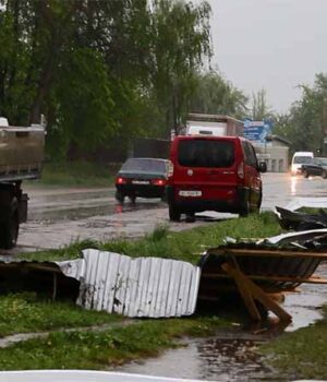 Буревій зриває дах і розкидає його по об'їздній дорозі Нововолинська