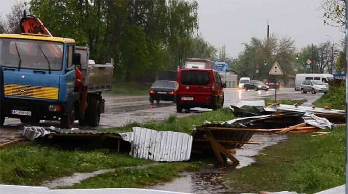 Буревій зриває дах і розкидає його по об’їздній дорозі Нововолинська Буревій зриває дах і розкидає його по об'їздній дорозі Нововолинська