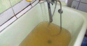 Працівники СЕС взяли проби води з водогону Працівники СЕС взяли проби води з водогону