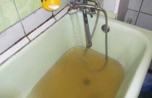 Працівники СЕС взяли проби води з водогону Працівники СЕС взяли проби води з водогону