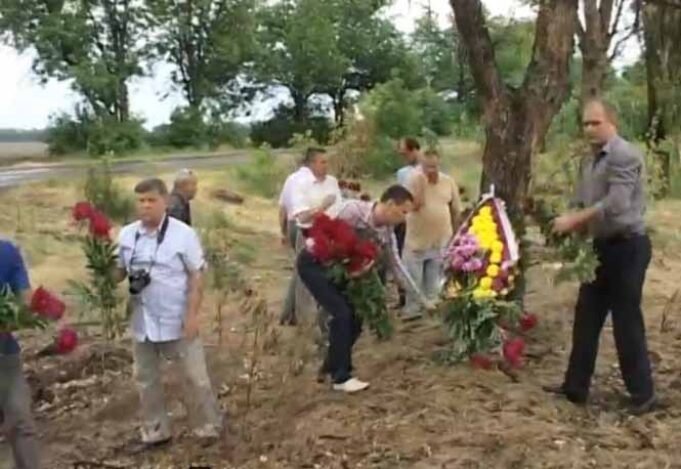 Жителі Волновахи вшанували пам’ять загиблих українських бійців Жителі Волновахи вшанували пам'ять загиблих українських бійців