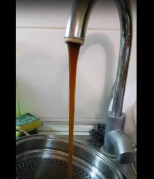 vq8s2m8p8oy У Нововолинську з кранів тече "Кока-кола"