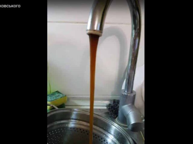 У Нововолинську з кранів тече “Кока-кола” У Нововолинську з кранів тече "Кока-кола"