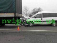 ДТП: “Пежо” в’їхав у фуру (ФОТО) ДТП: "Пежо" в'їхав у фуру (ФОТО)