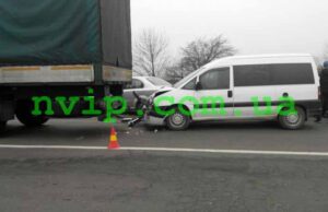 ДТП: “Пежо” в’їхав у фуру (ФОТО) ДТП: "Пежо" в'їхав у фуру (ФОТО)