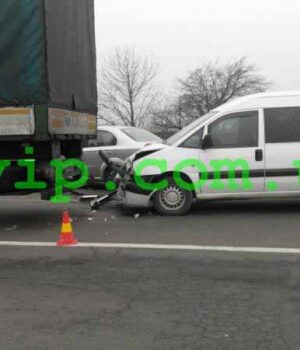 watermarked-1 ДТП: "Пежо" в'їхав у фуру (ФОТО)