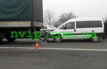 ДТП: “Пежо” в’їхав у фуру (ФОТО) ДТП: "Пежо" в'їхав у фуру (ФОТО)