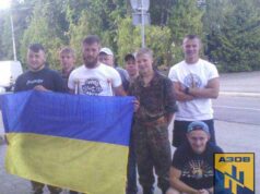 Цивільний Корпус “Азов” м.Нововолинська подарував прапор України з написаними побажаннями від нововолинців пораненому бійцеві полку... Цивільний Корпус "Азов" м.Нововолинська подарував прапор України з написаними побажаннями від нововолинців пораненому бійцеві полку "Азов"