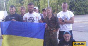 Цивільний Корпус “Азов” м.Нововолинська подарував прапор України з написаними побажаннями від нововолинців пораненому бійцеві полку... Цивільний Корпус "Азов" м.Нововолинська подарував прапор України з написаними побажаннями від нововолинців пораненому бійцеві полку "Азов"