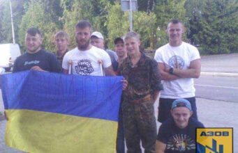 Цивільний Корпус “Азов” м.Нововолинська подарував прапор України з написаними побажаннями від нововолинців пораненому бійцеві полку... Цивільний Корпус "Азов" м.Нововолинська подарував прапор України з написаними побажаннями від нововолинців пораненому бійцеві полку "Азов"