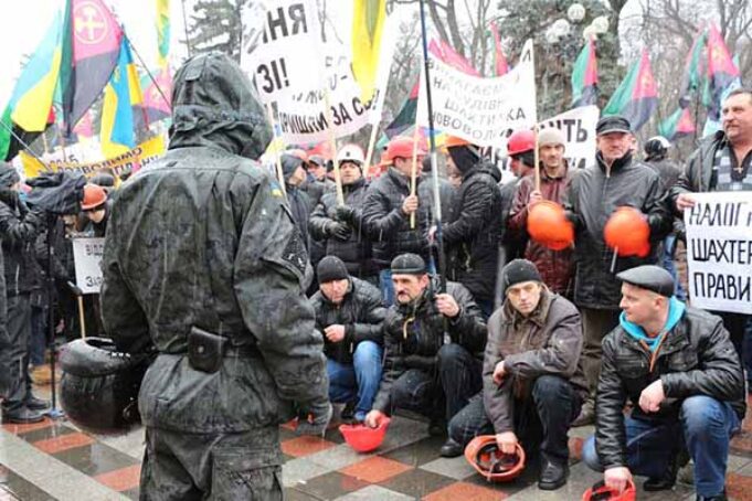 Шахтарі пікетують Верховну Раду та Кабмін (ФОТО, ВІДЕО) – оновлюється Шахтарі пікетують Верховну Раду та Кабмін (ФОТО