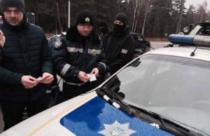 На Волині СБУ затримала на хабарі двох інспекторів патрульної служби На Волині СБУ затримала на хабарі двох інспекторів патрульної служби