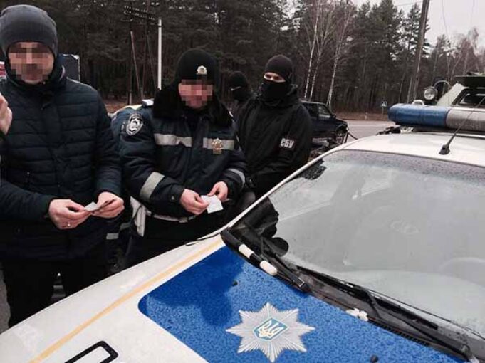 На Волині СБУ затримала на хабарі двох інспекторів патрульної служби На Волині СБУ затримала на хабарі двох інспекторів патрульної служби