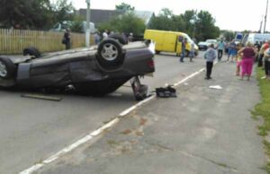 ДТП на перехресті вулиць Миру та Сковороди: від удару перевернулось авто з людьми ДТП на перехресті вулиць Миру та Сковороди: від удару перевернулось авто з людьми