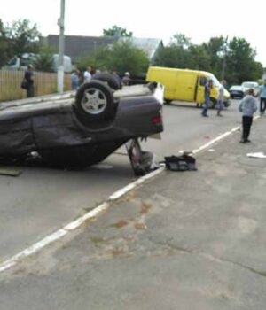 ДТП на перехресті вулиць Миру та Сковороди: від удару перевернулось авто з людьми