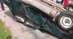 Аварія на перехресті: від удару перевернулось авто з чотирма людьми Аварія на перехресті: від удару перевернулось авто з чотирма людьми