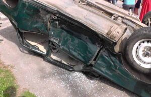 Аварія на перехресті: від удару перевернулось авто з чотирма людьми Аварія на перехресті: від удару перевернулось авто з чотирма людьми