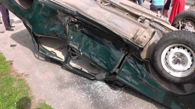 Аварія на перехресті: від удару перевернулось авто з чотирма людьми Аварія на перехресті: від удару перевернулось авто з чотирма людьми