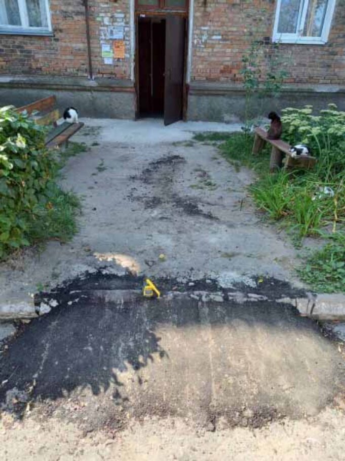 У Нововолинську комунальники поклали асфальт, який можна пересунути руками. ФОТО У Нововолинську комунальники поклали асфальт