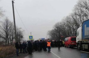 Мешканці Зарічанської ОТГ блокують рух на трасі Володимир-Волинський-Нововолинськ Мешканці Зарічанської ОТГ блокують рух на трасі Володимир-Волинський-Нововолинськ