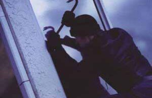 Домушник виніс з квартири 30 тисяч гривень! Домушник виніс з квартири 30 тисяч гривень!