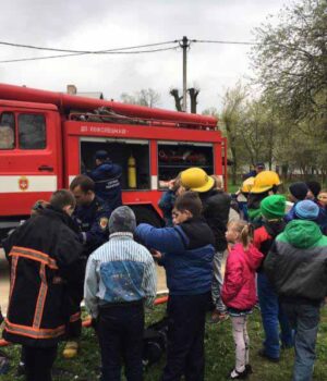 Рятувальники провели показові заняття  для учнів  Нововолинської спеціалізованої загальноосвітньої школи №9