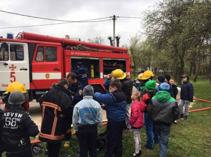 Рятувальники провели показові заняття для учнів Нововолинської спеціалізованої загальноосвітньої школи №9 Рятувальники провели показові заняття для учнів Нововолинської спеціалізованої загальноосвітньої школи №9