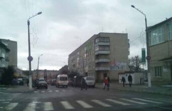 Нові знаки «Зупинка заборонена» з’явились на проспекті Перемоги в центрі міста Нові знаки «Зупинка заборонена» з'явились на проспекті Перемоги в центрі міста